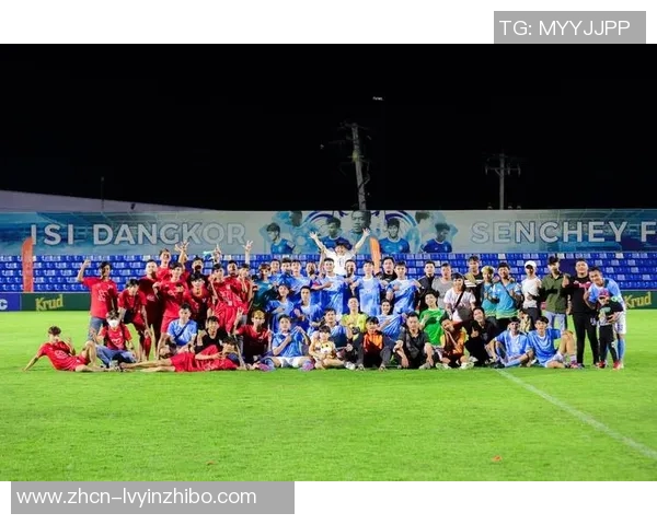 足球是11人团队的魅力所在，团结协作成就精彩比赛的秘诀